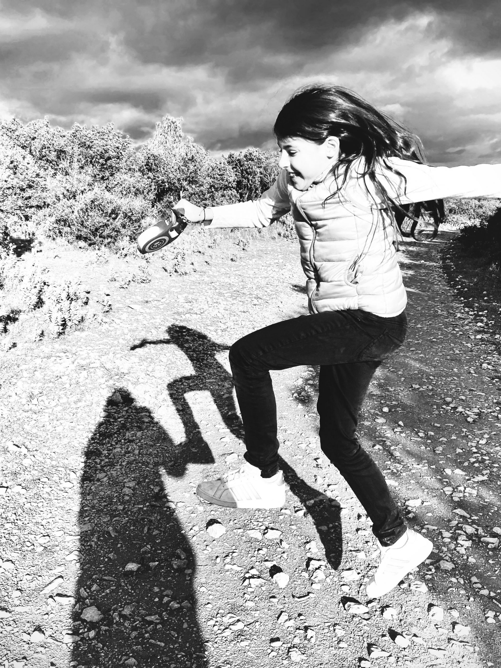 Photo noir et blanc petite fille en train de sauter
